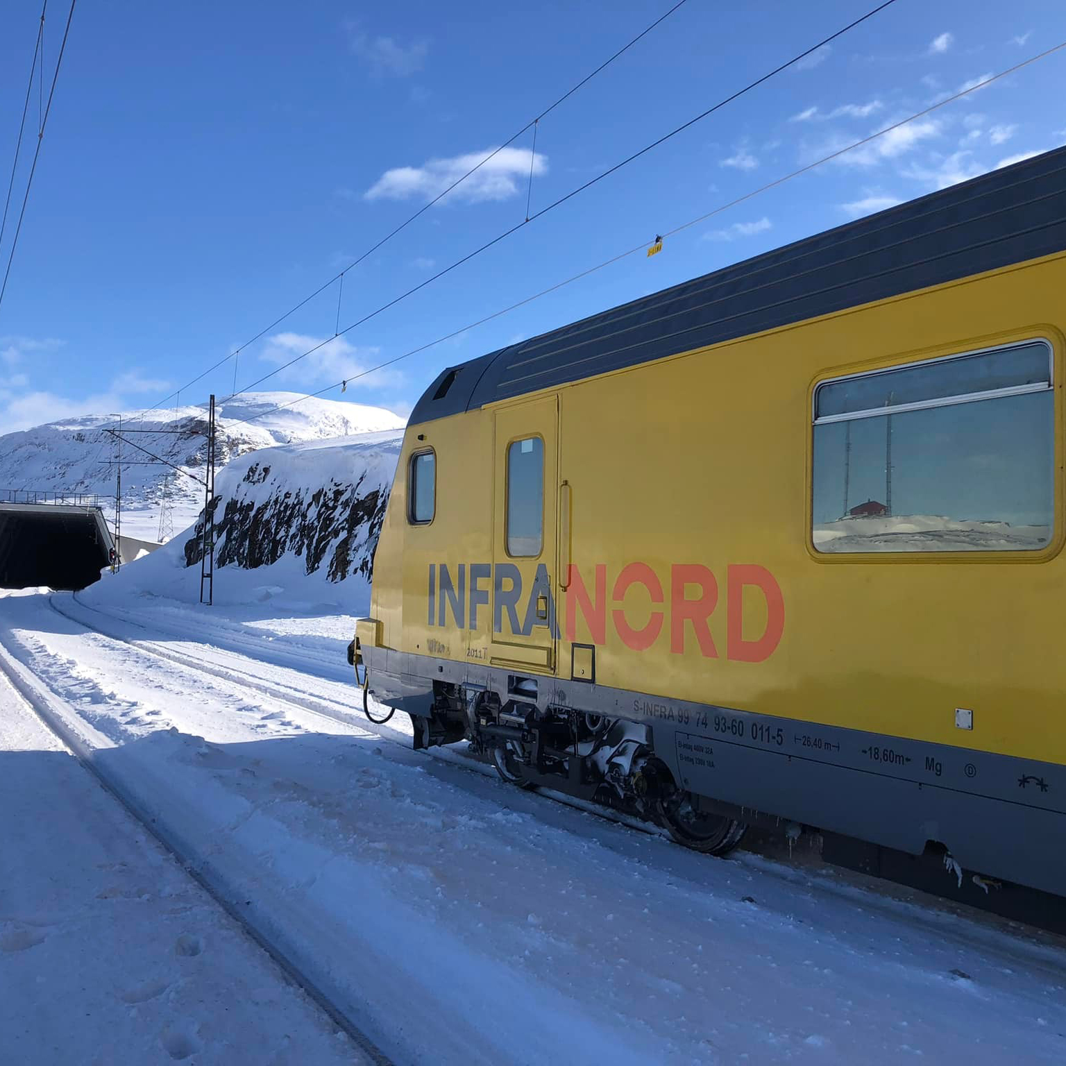 Infranords mätvagn står still i ett snöigt landskap. 