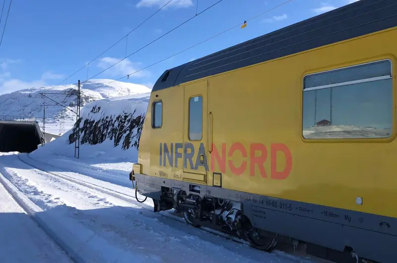 Infranords mätvagn står still i ett snöigt landskap.